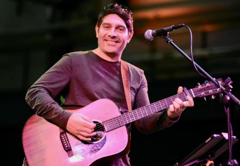 hire-live-wedding-singers-playing-guitar-and-singing