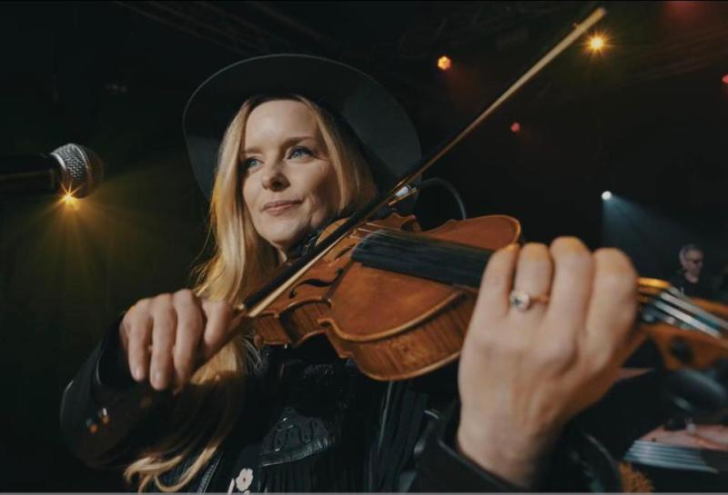 country band london live with fiddle