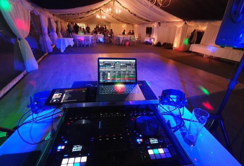dj davie b - best wedding dj with large crowd