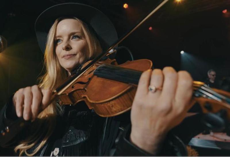 hire bands performing country music